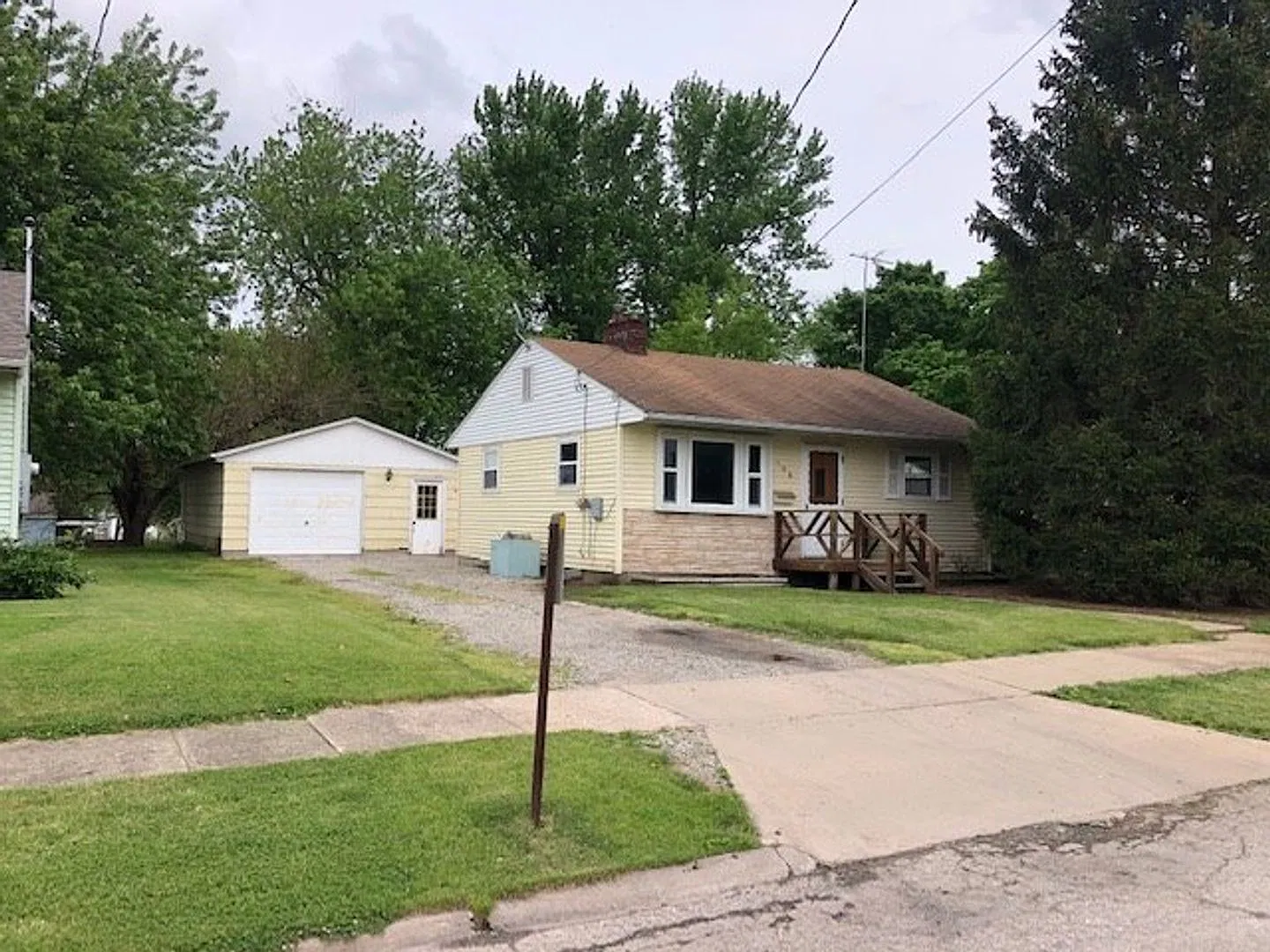 Newly updated 2 bed 1 bath home on Lynwood Ottumwa — Photo 1