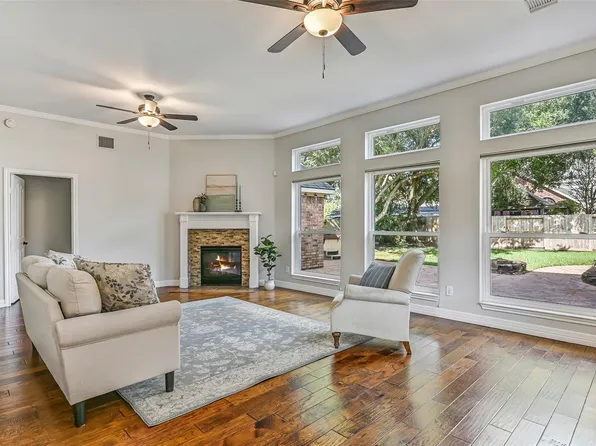 513 Meadow Bend Dr, Friendswood, TX 77546