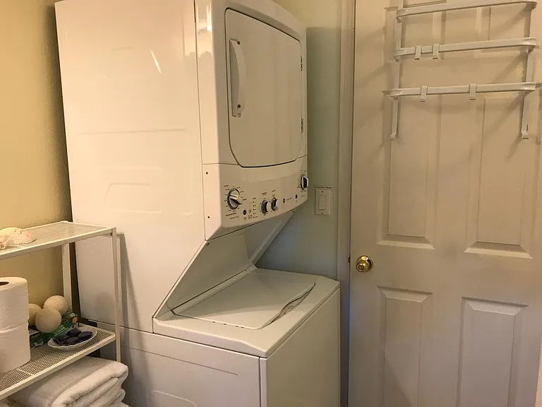 Stacking washer dryer