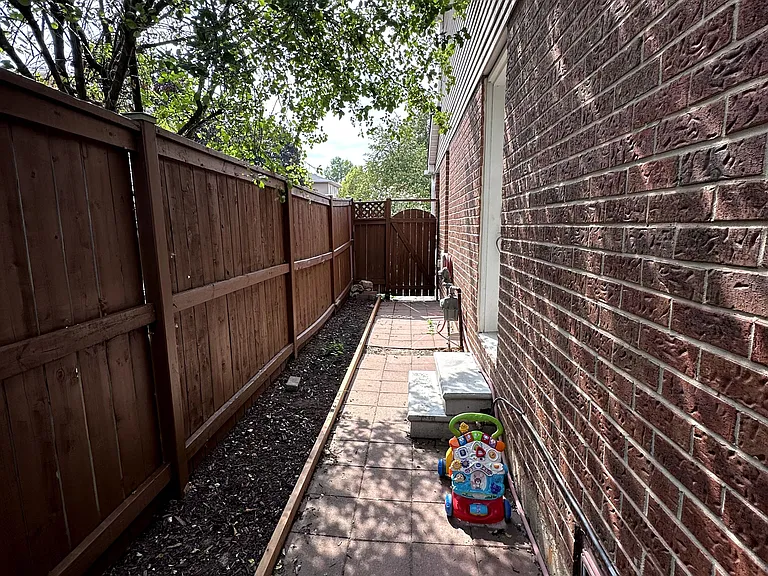 4 Sunshade Pl — Photo 26