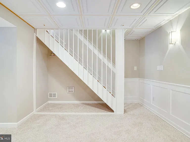 8475 Thames St — Photo 28