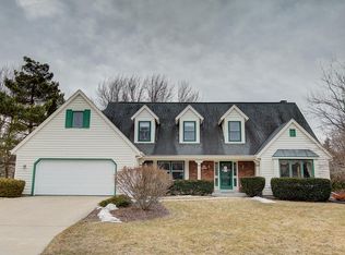 N77W16321 Overlook Dr, Menomonee Falls, WI 53051