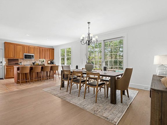 5th image of 23 Shorewood Dr