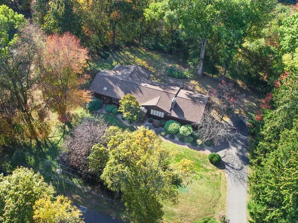 10 Brookside Drive, Woodbridge, CT 06525