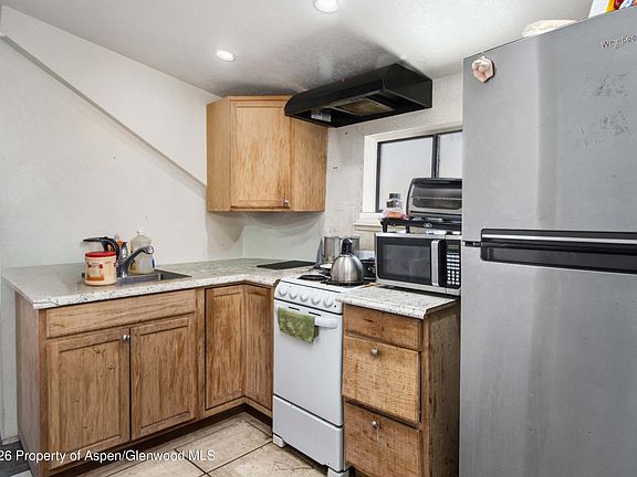 4th image of 232 W 4th St