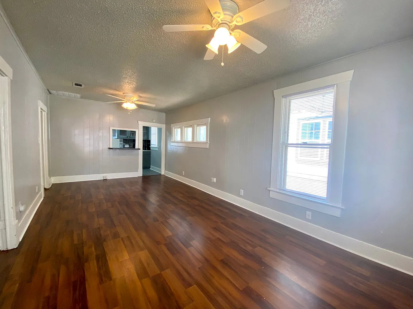 30th-407 E — Photo 2