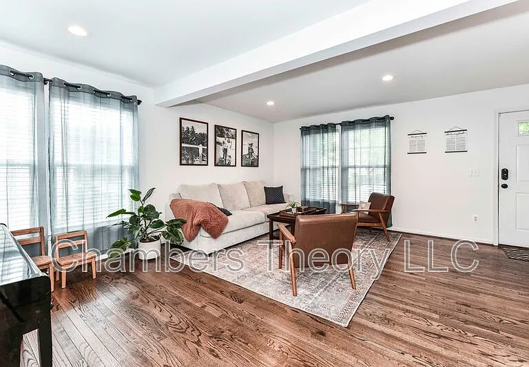 235 Shirley Sq SE — Photo 3
