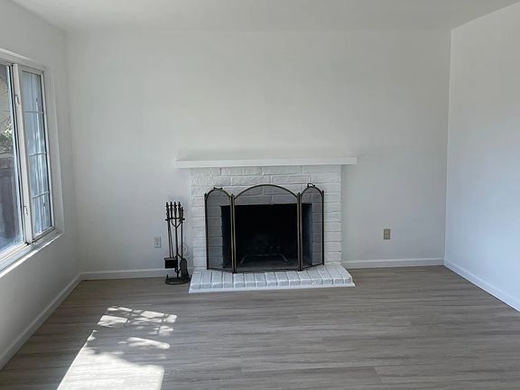 3rd image of 978 Hagmann Ct