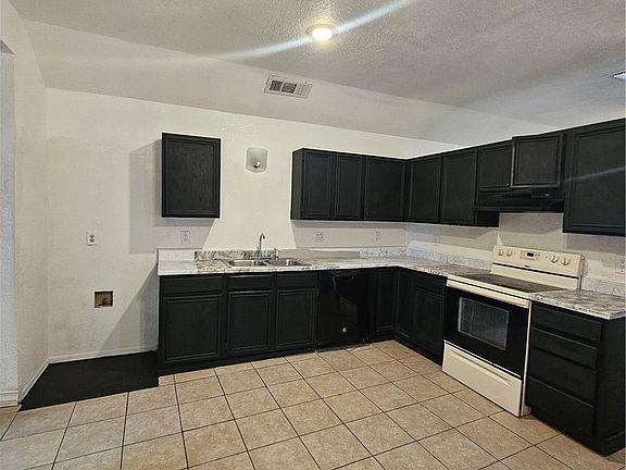 5th image of 2706 Taft St