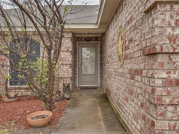 5th image of 1017 Doreen St