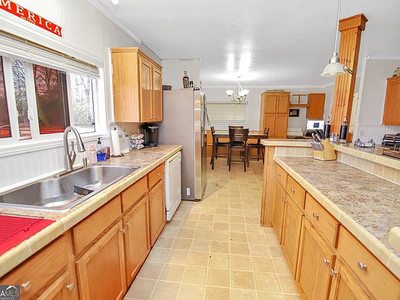 5th image of 260 Blanchard Ave