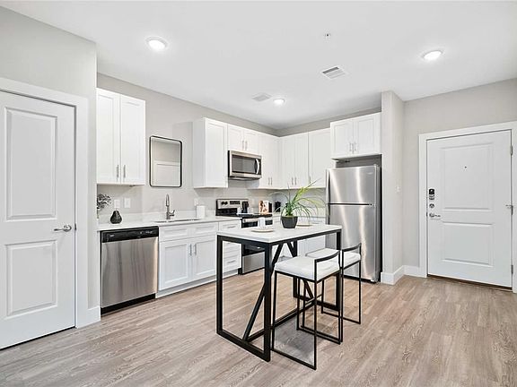 4th image of 1620 Oak St #2106