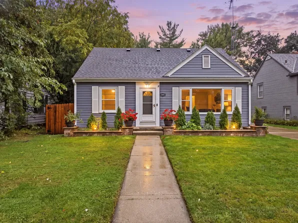 389 N Commonwealth Ave, Elgin, IL 60123