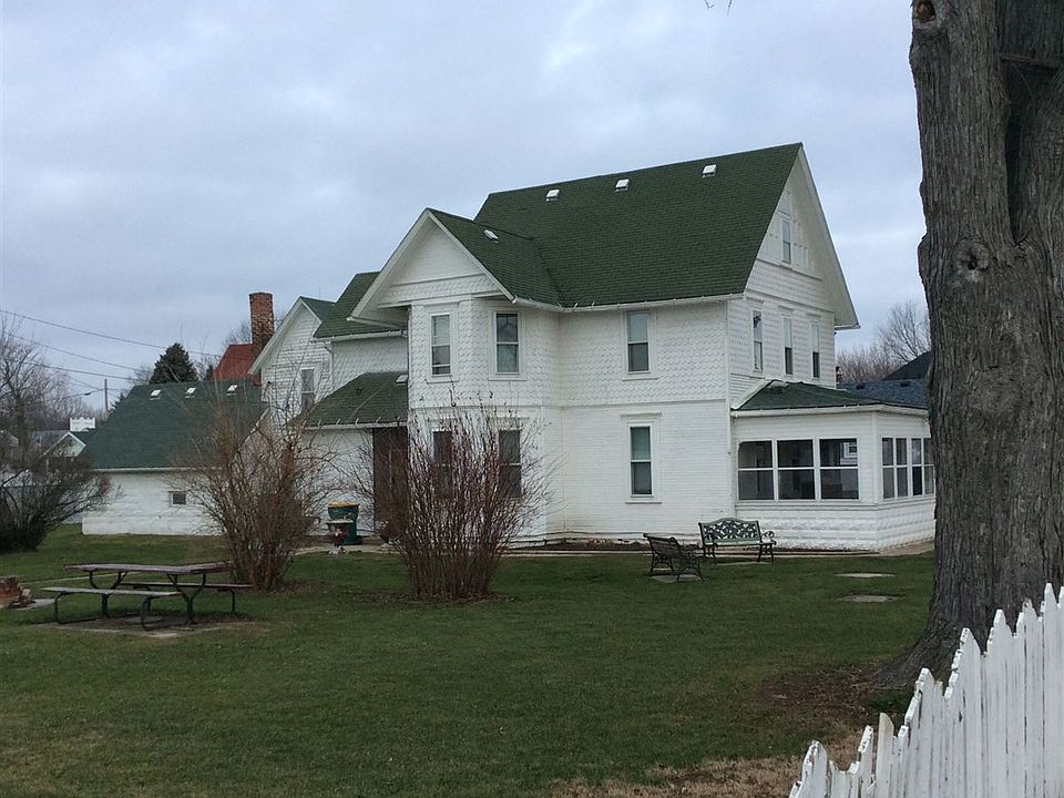 Side view of house/yard