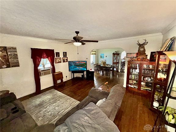 5th image of 407 W 1st St