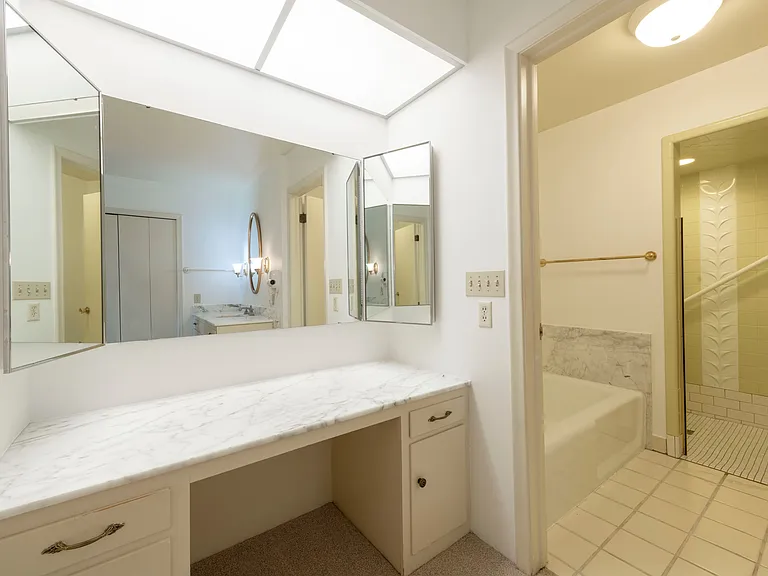 1038 S Oak Hills Way — Photo 21