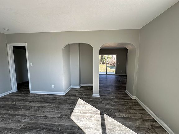 4th image of 5337 Oakdale Ave