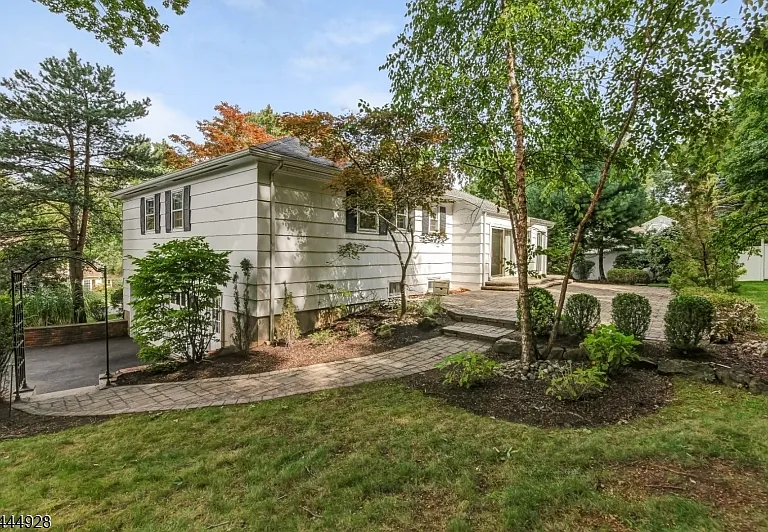 62 Candlewood Dr — Photo 3