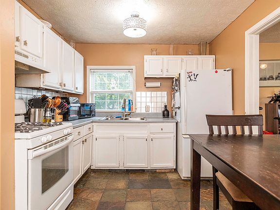 4th image of 801 W 5th St
