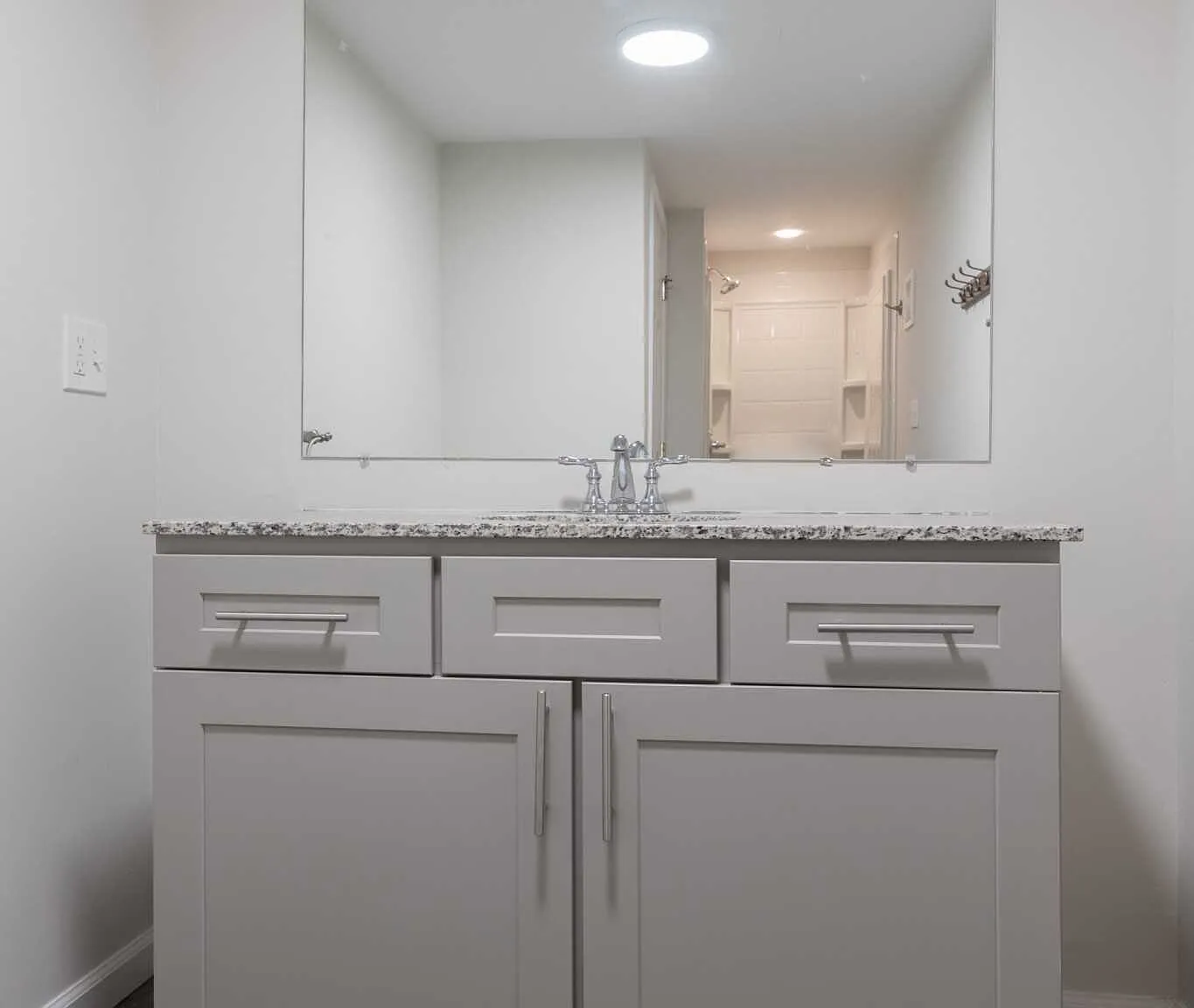 5 bed, $7,750 — Photo 2