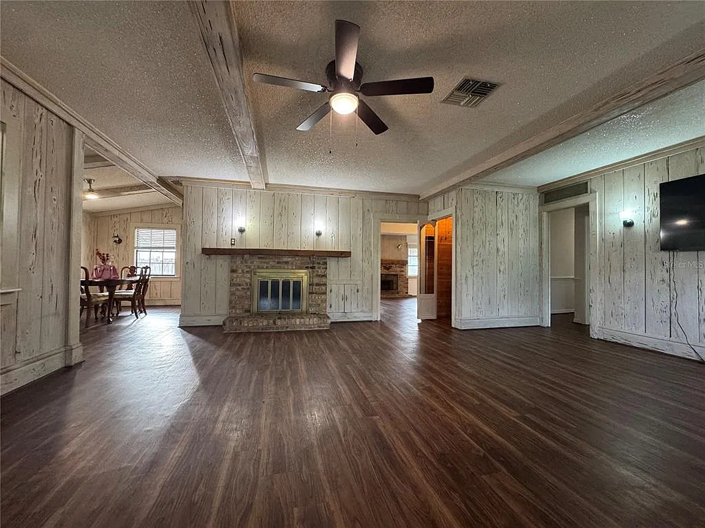 3 bed, 2.0 bath, 2069 sqft, $1,695 — Photo 4
