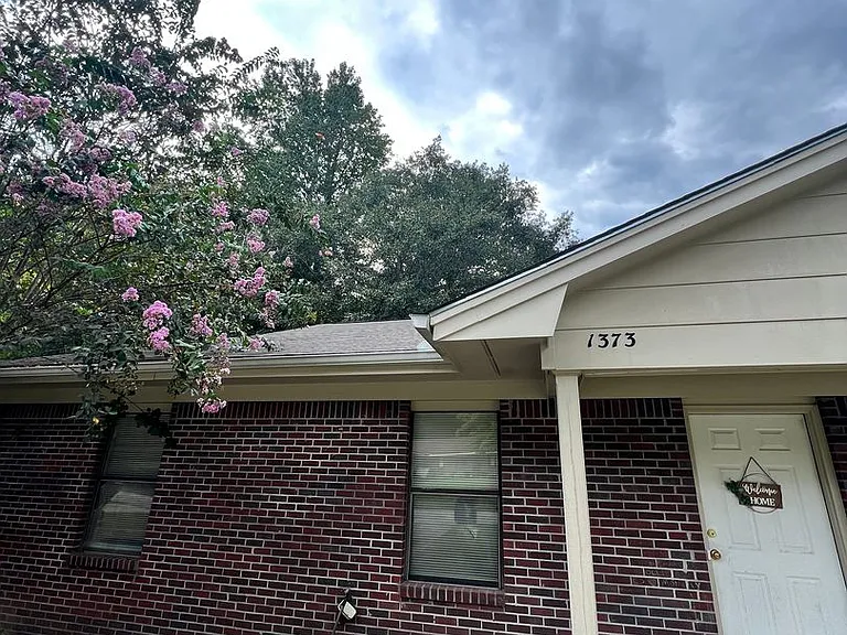 1371-1373 Hampton Dr — Photo 1