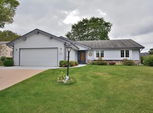 N77W16279 Countryside Dr, Menomonee Falls, WI 53051
