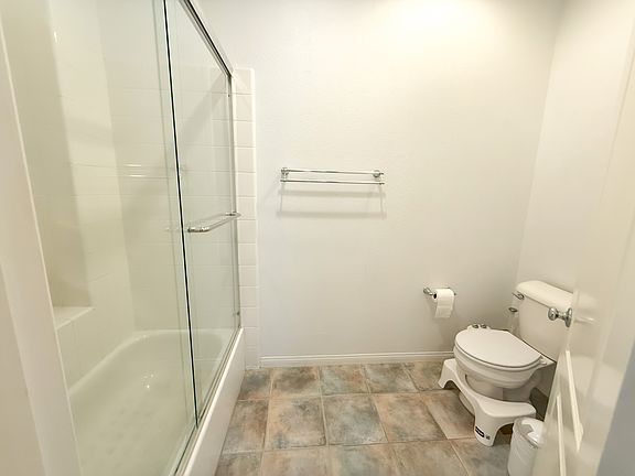 3rd image of 4718 Beachwood Ct