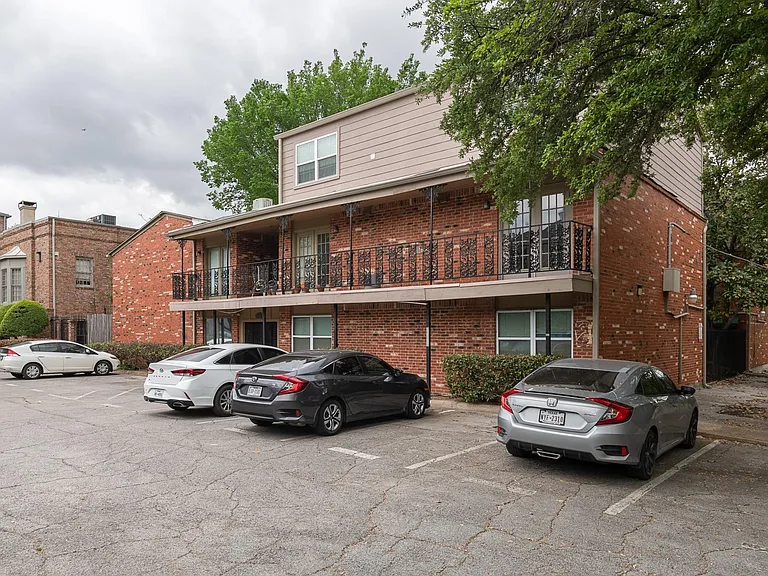 4525 Gilbert Ave #207 — Photo 2