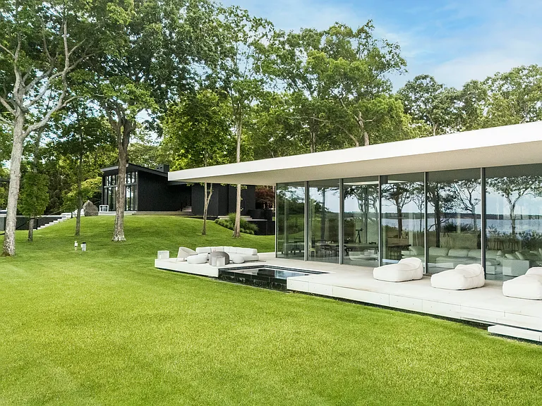 22 Hedges Banks Dr — Photo 2
