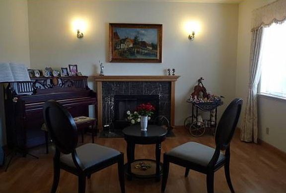 Family Room w/ Fireplace