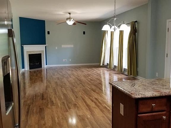 Breakfast nook & Family room