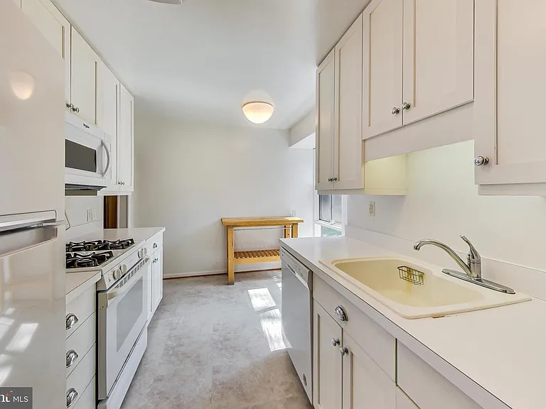 6515 E Halbert Rd — Photo 17