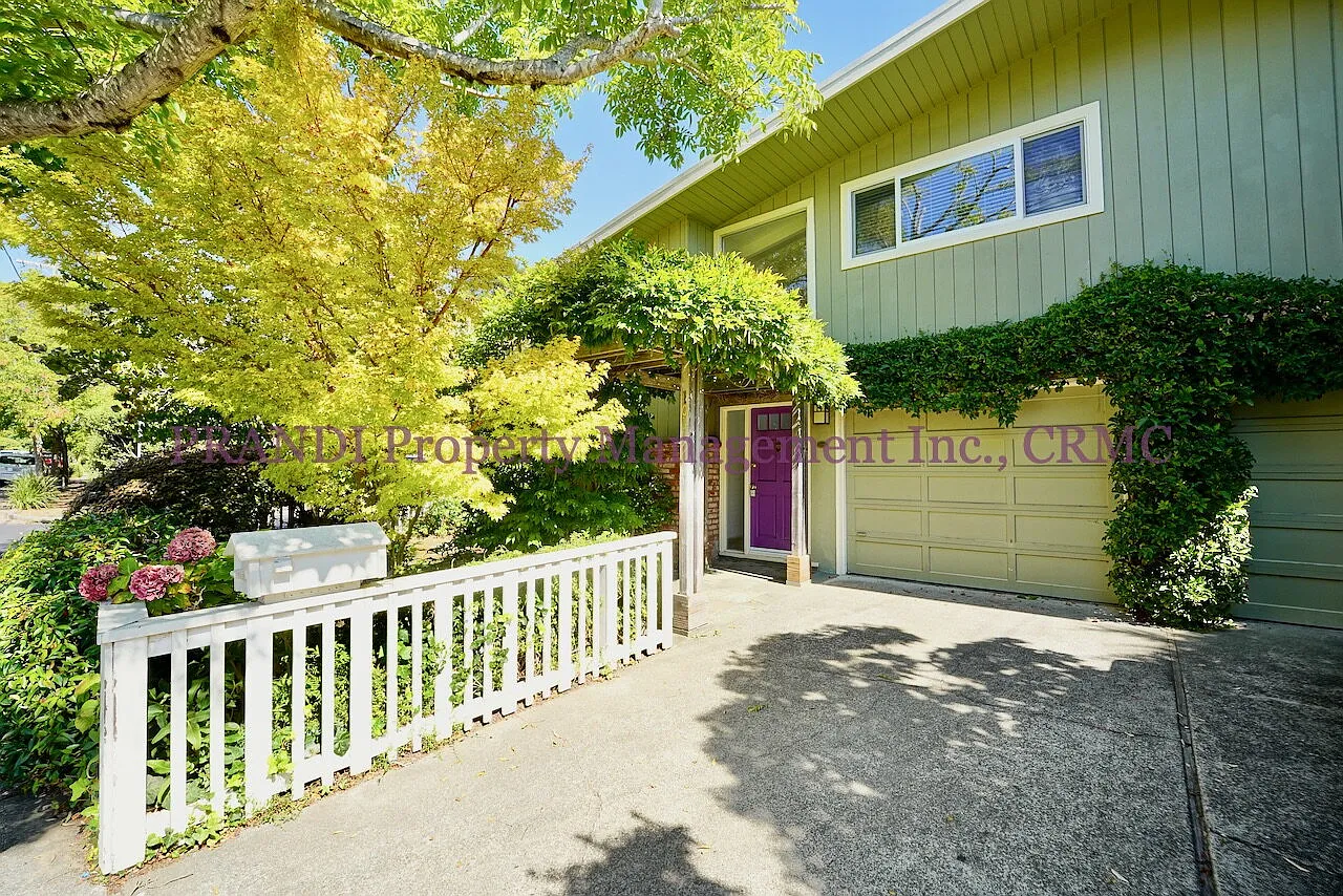 101 Walnut Ave photo 1