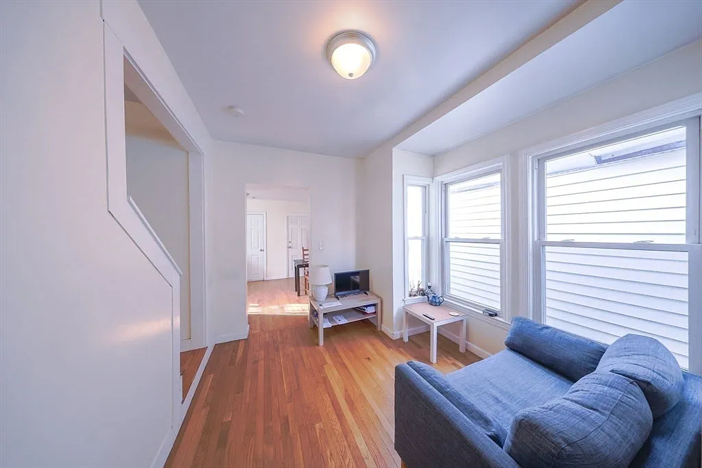 4 bed, 1350 sqft, $4,900 — Photo 2