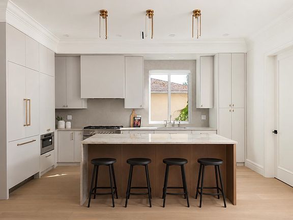 3rd image of 1735 Blaine Ave #2