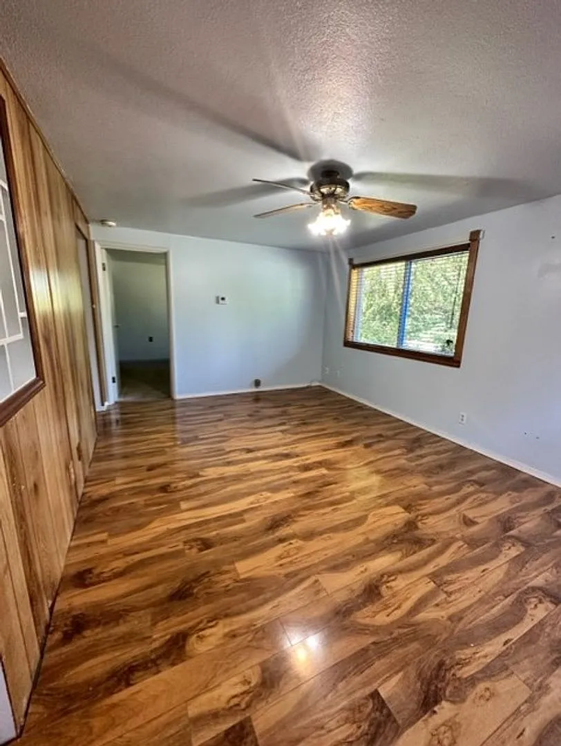Cozy 2 bedroom House with Garage — Photo 3