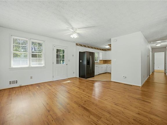 5th image of 1723 Collins Hill Rd