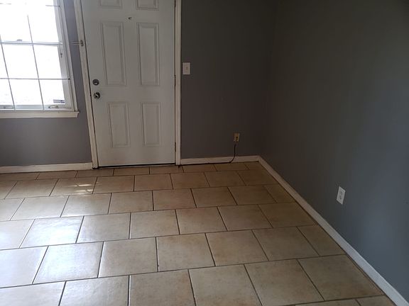 3rd image of 956 Six Oaks Cir