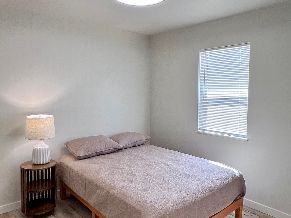1st image of 4294 Robin Ln NE