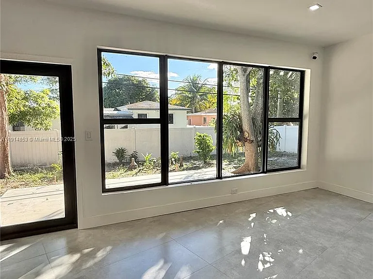 12615 N Miami Ave — Photo 44
