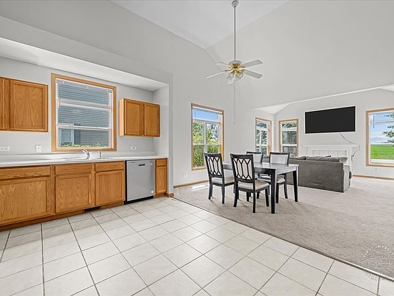 3rd image of 544 Chestnut Dr