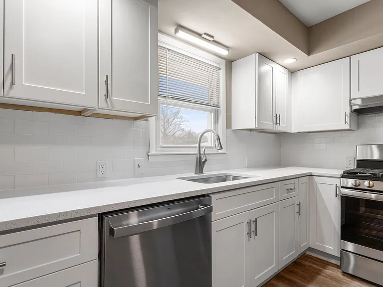 305 N Elizabeth St — Photo 6