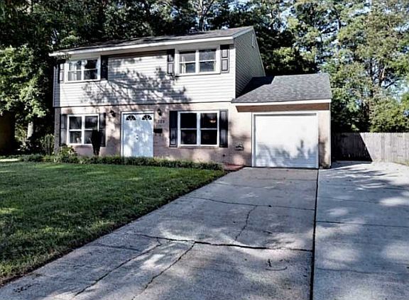 2nd image of 729 Roslyn Rd