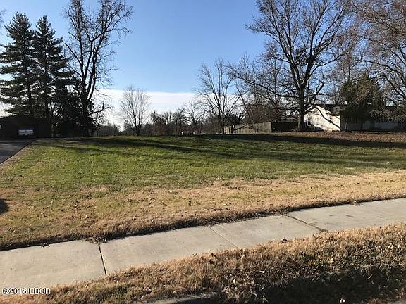 2nd image of 920 W Grand Ave
