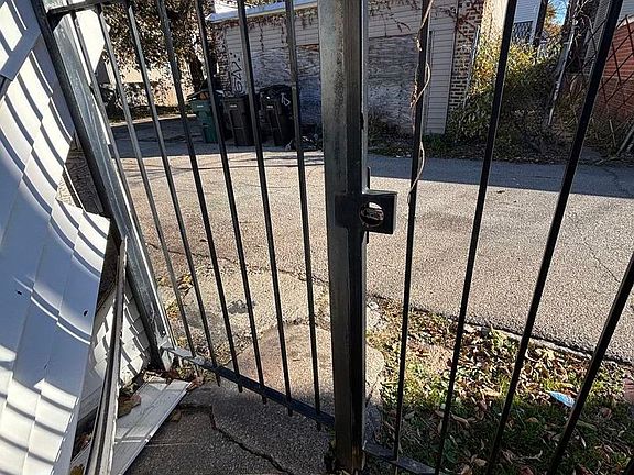 2nd image of 927 W 53rd Pl