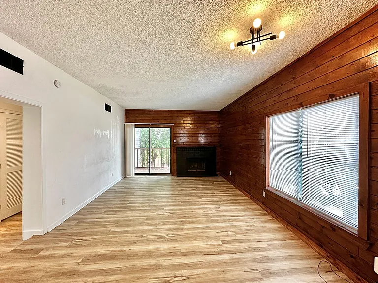 210 SW 17th St — Photo 3