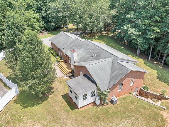3rd image of 70 Creekview Dr