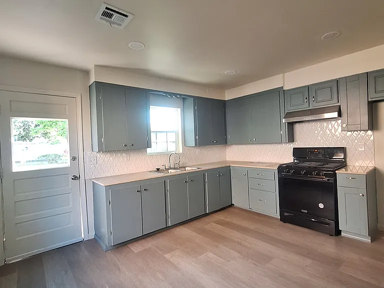 4003 W 42nd Pl — Photo 5