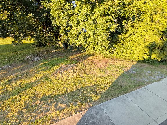 4th image of 606 Railroad St